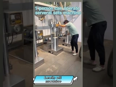 수압 오일 기계로 사사메 오일을 압축합니다.